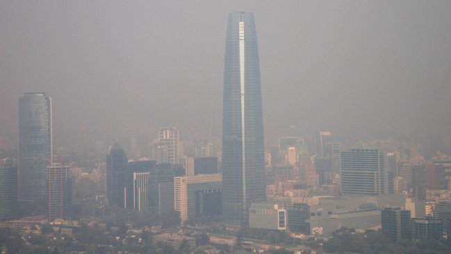 Gobierno estudia nuevas restricciones para estufas a leña en Santiago