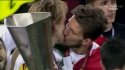 El beso que protagonizaron dos jugadores de Sevilla tras ganar la Europa League