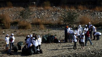 Estudiantes limpiaron el lecho del Río Mapocho