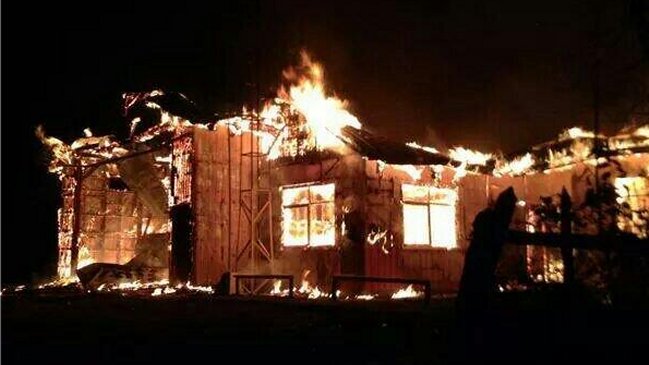 Incendio destruyó el cuartel de Bomberos de Los Lleuques