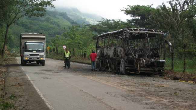 Al menos 16 muertos al incendiarse autobús en Colombia