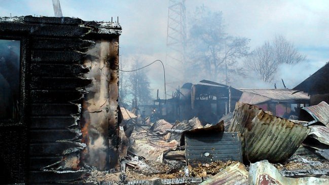 Mujer incendió su casa en Osorno tras quemar la ropa de su esposo por celos