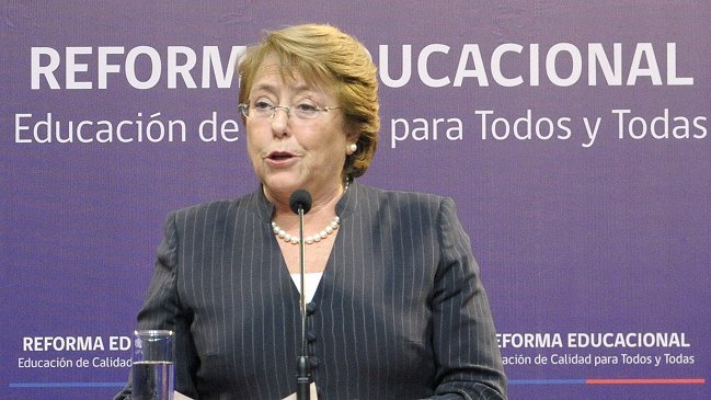 Michelle Bachelet firmó los proyectos clave de su reforma educacional