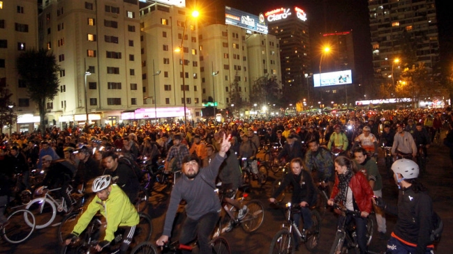 Cicletada nocturna mensual será declarada patrimonio de Santiago