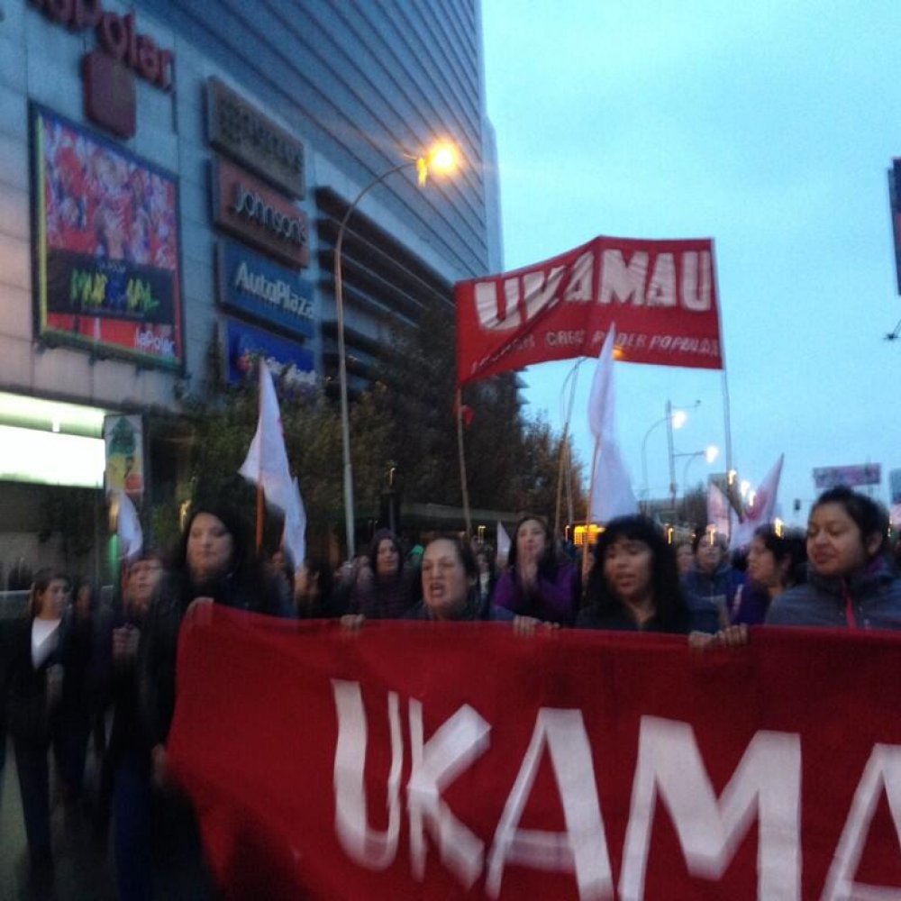 Deudores habitacionales marchan por la Alameda hacia el oriente