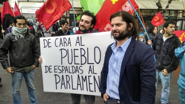 Diputado Boric encabezó marcha tras cuenta pública de Bachelet