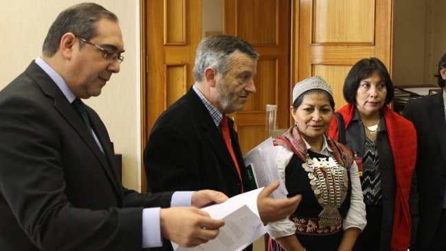 Mujer mapuche acusa discriminación en el Congreso por su traje tradicional