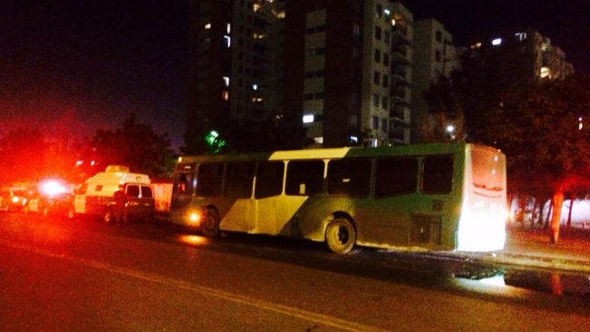 Encapuchados intentaron quemar bus del Transantiago en Villa Francia