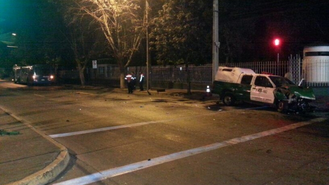 Tres carabineros heridos dejó colisión de vehículo policial con bus del Transantiago