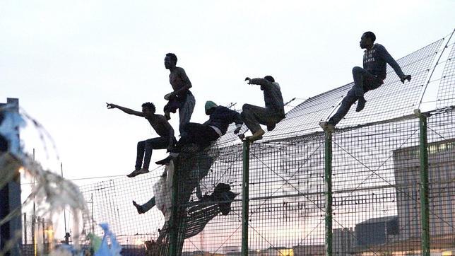 España reforzará sus vallas fronterizas por constantes olas de inmigrantes ilegales