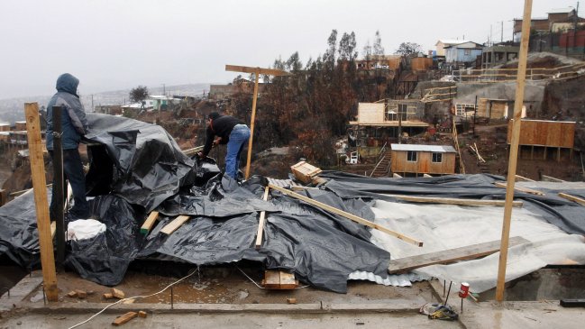 Damnificados de Valparaíso cubren sus casas de emergencia con plástico a la espera de temporal