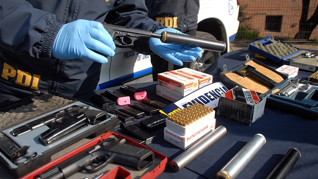 Sólo 13 civiles están autorizados para portar armas en Chile