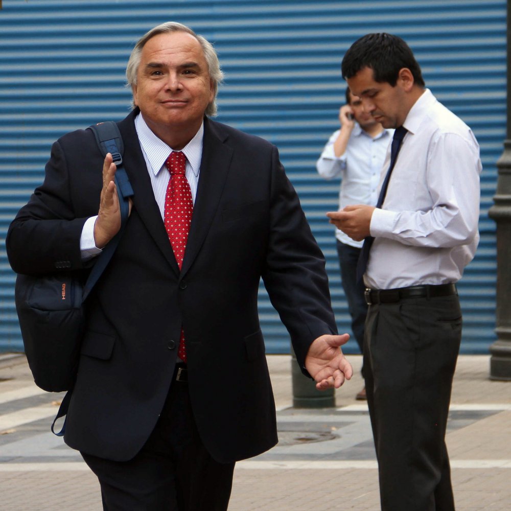 Chadwick: No es necesario que intendente Huenchumilla se queme por la paz