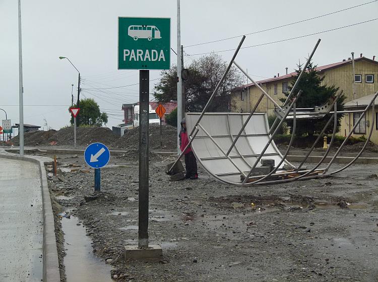 Frente de mal tiempo provoca inundaciones y voladuras de techumbres en Los Lagos y Los Ríos