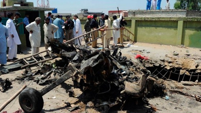 Al menos tres muertos al estrellarse avión militar en Pakistán