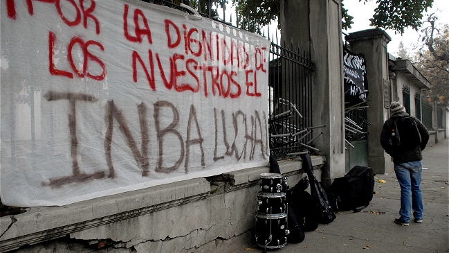 Estudiantes protagonizan toma del Internado Nacional Barros Arana