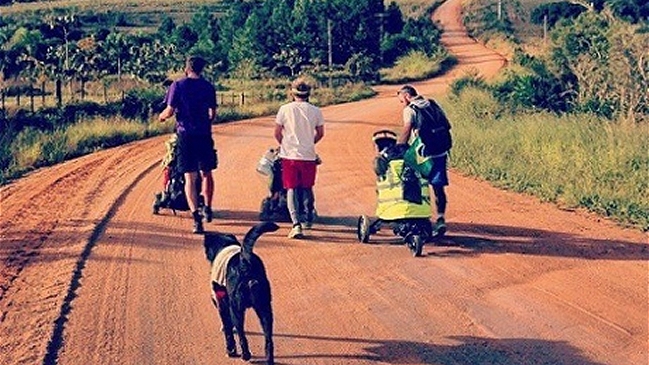 Cuatro amigos ingleses viajan a pie desde Mendoza al Mundial de Brasil