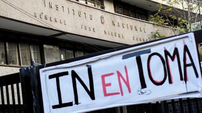 Estudiantes del Instituto Nacional votan futuro de la toma
