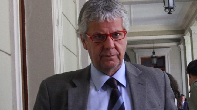 Secundarios intentaron funar actividad de ministro Eyzaguirre en el GAM