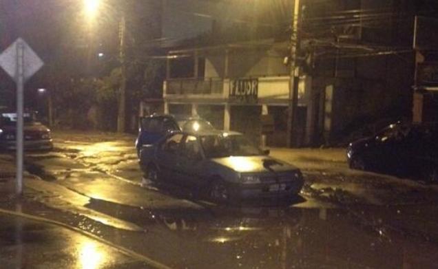 Reñaca: Alud atrapó al menos a cuatro vehículos