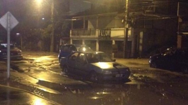 Reñaca: Alud atrapó al menos a cuatro vehículos