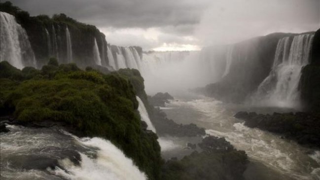Crecida de río obligó a cerrar principales circuitos de Cataratas de Iguazú