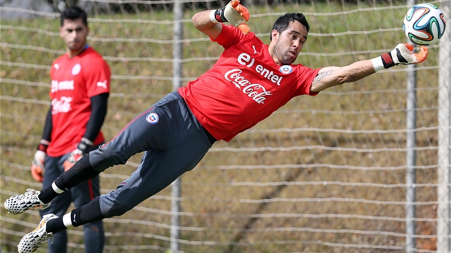 Atacante mexicano dilata el traspaso de Claudio Bravo a FC Barcelona