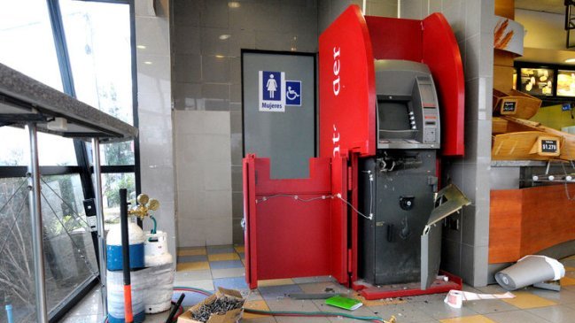 Encapuchados robaron cajeros automáticos desde el Patio Bellavista