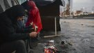 Vecinos hacen frente a la lluvia en campamento en la ribera del Mapocho