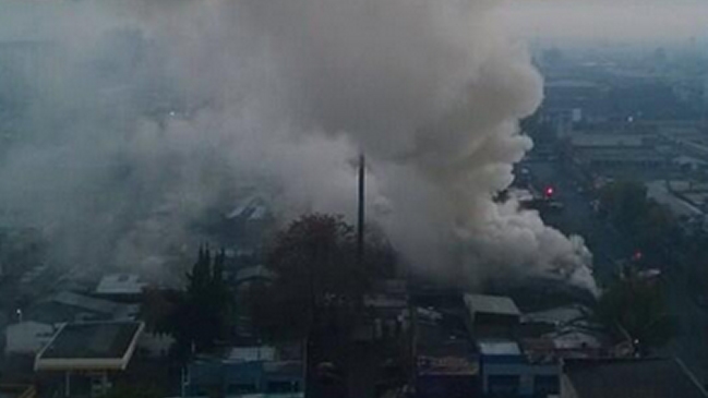 Incendio afecta a varios locales comerciales en el centro de Santiago