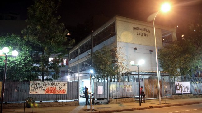 Alumnas se tomaron el Liceo 1 de Niñas Javiera Carrera