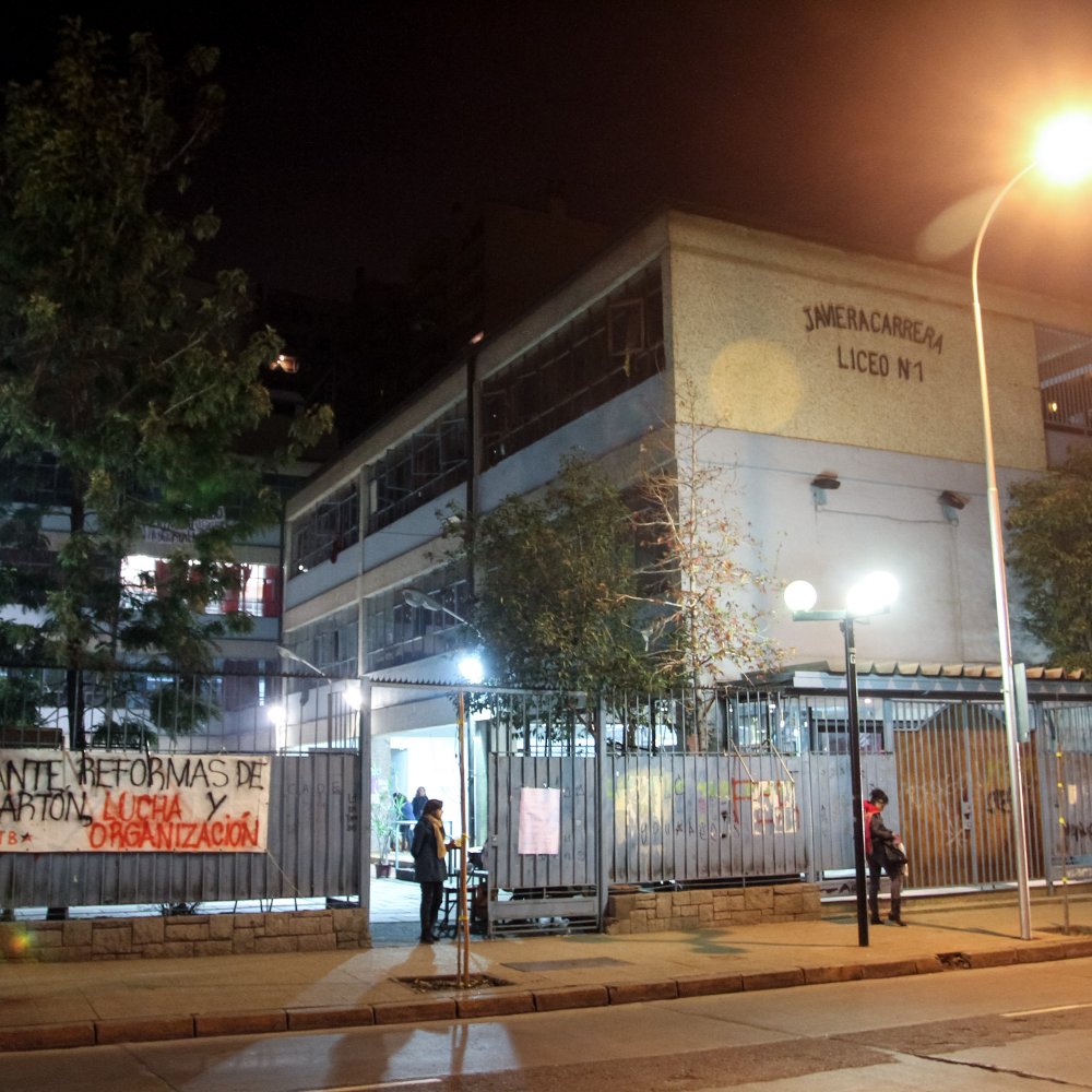 Alumnas se tomaron el Liceo 1 de Niñas Javiera Carrera