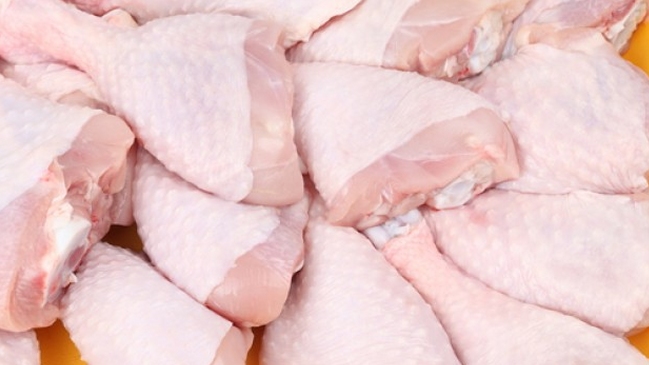 El riesgo de lavar el pollo antes de cocinarlo