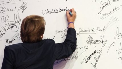 Presidenta Bachelet firmó compromiso contra el maltrato al adulto mayor