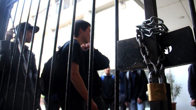 Infraestructura deficiente desata molestia de estudiantes de liceos de Santiago