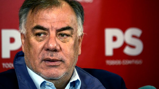 Presidente del PS toma distancia de bancada transversal que pide Asamblea Constituyente