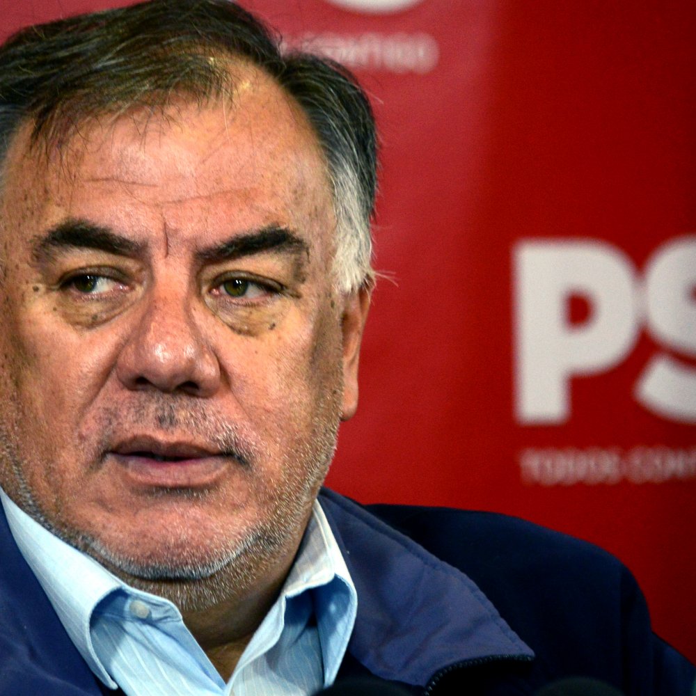 Presidente del PS toma distancia de bancada transversal que pide Asamblea Constituyente