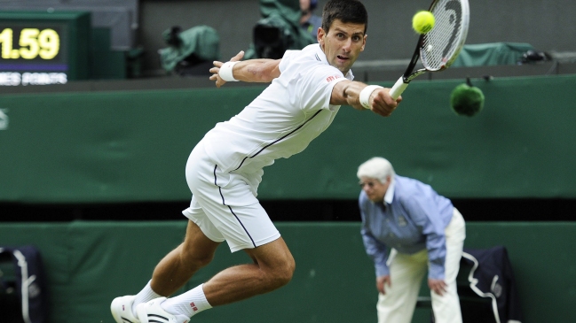Novak Djokovic ganó un difícil partido ante Radek Stepanek en Wimbledon