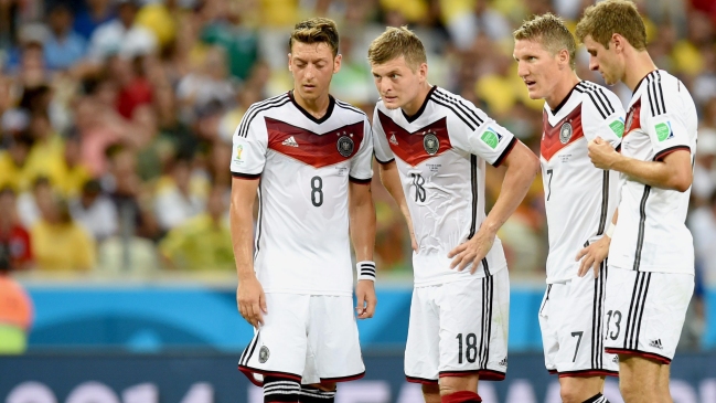 Alemania y Estados Unidos definen su paso a octavos de final bajo sospecha