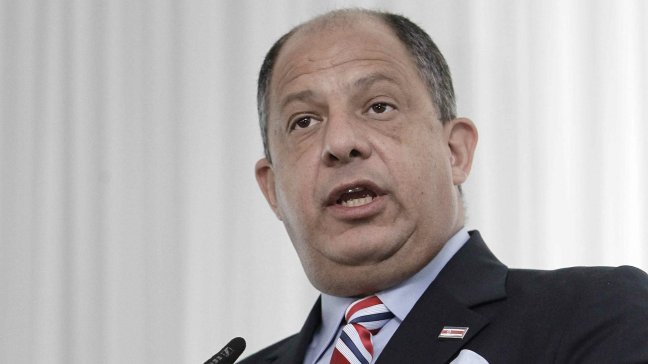 Presidente de Costa Rica prohibió culto a su imagen