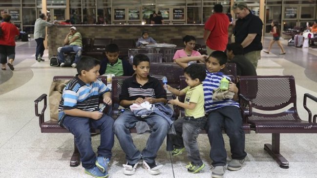 Presidente salvadoreño fustigó a traficantes de indocumentados