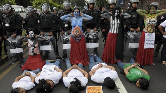 Piden indulto para 17 mujeres condenadas por abortar en El Salvador