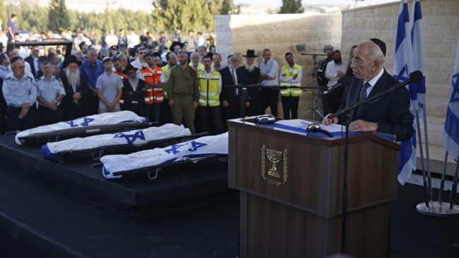 Israel enterró a los tres jóvenes asesinados en medio de peticiones de venganza