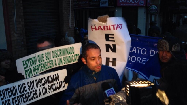 Trabajadores de AFP Habitat bloqueron tránsito en Plaza Italia