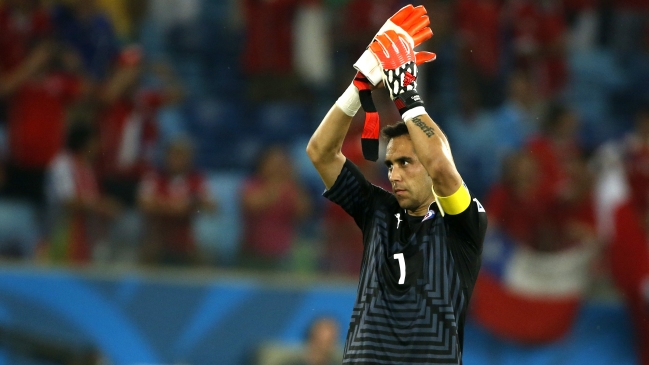 Claudio Bravo es el preferido de los hinchas de FC Barcelona para ser titular
