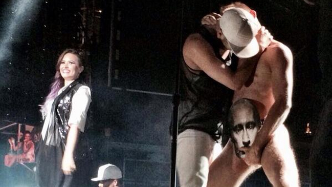 Demi Lovato desata polémica en Rusia por beso gay en Nueva York