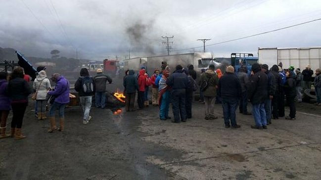 Vecinos mantienen ruta tomada en Ancud para exigir construcción de hospital
