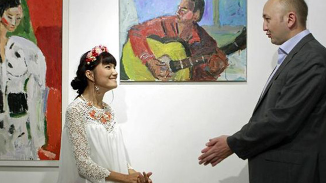 Artista con parálisis cerebral inauguró exposición en Barcelona