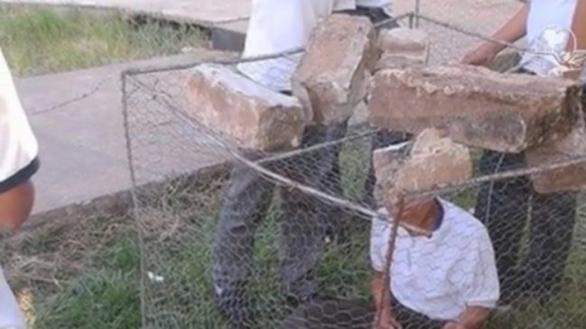 Golpean, amarran y enjaulan a estudiante por mal comportamiento