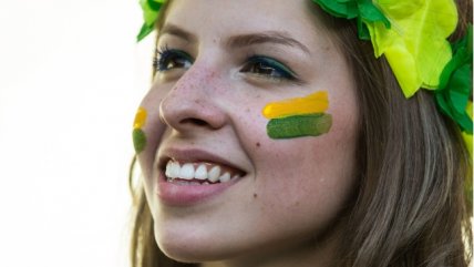 Las bellas hinchas también juegan en Brasil 2014